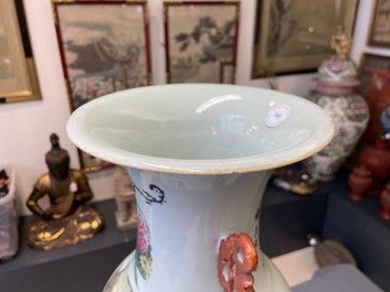 Un vase en porcelaine de Chine &agrave; double d&eacute;cor en qianjiang cai et famille rose, 19/20&egrave;me