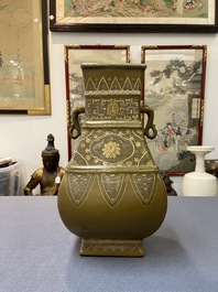 Een Chinese in zilver en goud overgedecoreerde monochrome 'teadust' vaas, Qianlong merk, Republiek