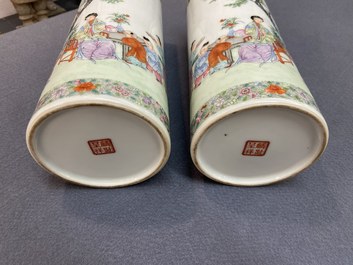 Une paire de porte-chapeaux en porcelaine de Chine famille rose, marque 'Lin zhi cheng xiang, R&eacute;publique