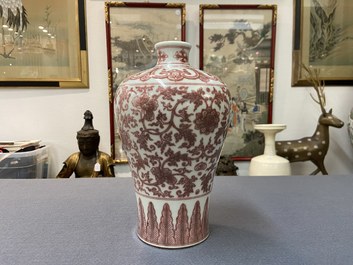 Un vase de forme 'meiping' en porcelaine de Chine en rouge de cuivre &agrave; d&eacute;cor de rinceaux de pivoines, marque de Qianlong, 19/20&egrave;me