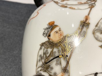 Un vase en porcelaine de Chine coquille d'oeuf &agrave; d&eacute;cor d'un cavalier entour&eacute; de soldats, marque de Qianlong, R&eacute;publique