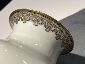 Un vase en porcelaine de Chine coquille d'oeuf &agrave; d&eacute;cor d'un cavalier entour&eacute; de soldats, marque de Qianlong, R&eacute;publique