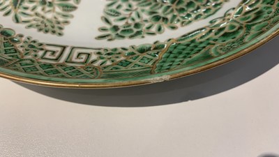 Trois vases, un bol et un plat en porcelaine de Chine, 19/20&egrave;me