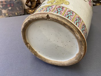 Un vase en porcelaine de Chine famille rose &agrave; d&eacute;cor appliqu&eacute; de neuf p&ecirc;ches, 19&egrave;me