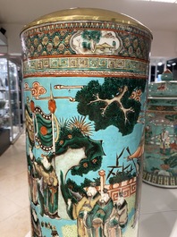 Een Chinese cilindrische famille verte vaas met turquoise fondkleur, 19e eeuw