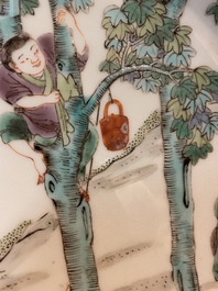 Een Chinese famille verte schotel met een jongen in een boom, Yongzheng