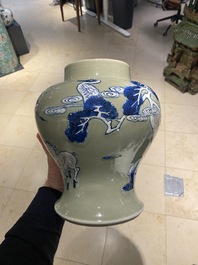 Un vase en porcelaine de Chine en bleu, blanc et rouge de cuivre &agrave; fond c&eacute;ladon, Kangxi