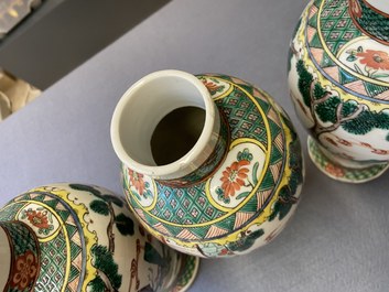 Une garniture de cinq vases en porcelaine de Chine famille verte, marque de Kangxi, 19&egrave;me