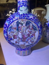 Six vases et une bo&icirc;te couverte en porcelaine de Chine, 19/20&egrave;me