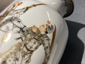 Un vase en porcelaine de Chine coquille d'oeuf &agrave; d&eacute;cor d'un cavalier entour&eacute; de soldats, marque de Qianlong, R&eacute;publique