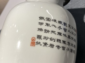 Un vase en porcelaine de Chine coquille d'oeuf &agrave; d&eacute;cor d'un cavalier entour&eacute; de soldats, marque de Qianlong, R&eacute;publique