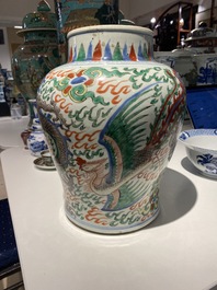 Un vase en porcelaine de Chine wucai &agrave; d&eacute;cor de dragons, &eacute;poque Transition
