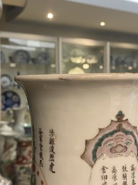 Une paire de vases de forme carr&eacute;e en porcelaine de Chine famille verte &agrave; d&eacute;cor Wu Shuang Pu, marque de Kangxi, 19&egrave;me