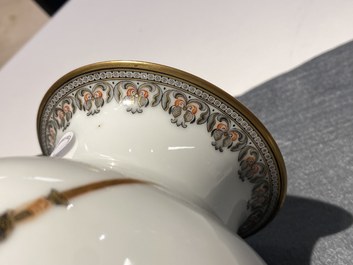 Un vase en porcelaine de Chine coquille d'oeuf &agrave; d&eacute;cor d'un cavalier entour&eacute; de soldats, marque de Qianlong, R&eacute;publique