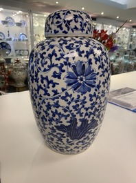 Trois pots couverts en porcelaine de Chine en bleu et blanc &agrave; d&eacute;cor de rinceaux floraux, 19&egrave;me