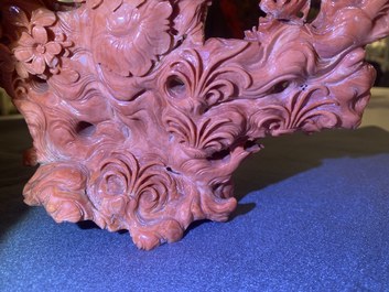 Un groupe figurant Guanyin en corail rouge sculpt&eacute;, Chine, 19/20&egrave;me
