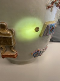 Un vase en porcelaine de Chine famille rose &agrave; d&eacute;cor d'antiquit&eacute;s en relief, Yongzheng
