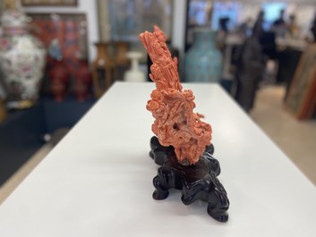 Un groupe figurant Guanyin et une servante en corail rouge sculpt&eacute;, Chine, 19/20&egrave;me