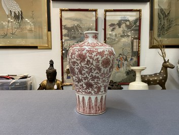 Un vase de forme 'meiping' en porcelaine de Chine en rouge de cuivre &agrave; d&eacute;cor de rinceaux de pivoines, marque de Qianlong, 19/20&egrave;me