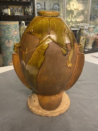 Un vase en forme de deux poissons en gr&egrave;s &eacute;maill&eacute; sancai, Chine, probablement Song
