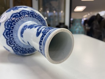 Een Chinese blauw-witte 'Bleu de Hue' vaas voor de Vietnamese markt, Kangxi