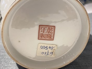 Un vase en porcelaine de Chine coquille d'oeuf &agrave; d&eacute;cor d'un cavalier entour&eacute; de soldats, marque de Qianlong, R&eacute;publique