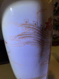 Deux vases de forme rouleau en porcelaine de Chine en rouge de fer et dor&eacute;, Kangxi
