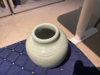 Drie Chinese monochrome celadon en blanc de Chine vazen en twee kommen, 19/20e eeuw