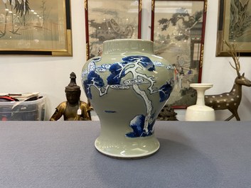 Un vase en porcelaine de Chine en bleu, blanc et rouge de cuivre &agrave; fond c&eacute;ladon, Kangxi
