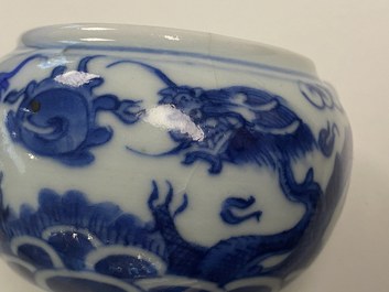 Een paar Chinese blauw-witte 'draken' stem cups en een koperrode, 19/20e eeuw