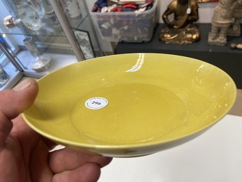 Une assiette en porcelaine de Chine jaune monochrome, marque et &eacute;poque de Kangxi