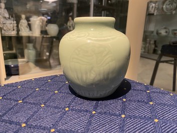 Drie Chinese monochrome celadon en blanc de Chine vazen en twee kommen, 19/20e eeuw