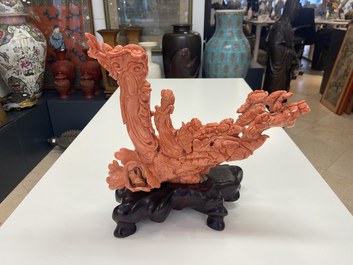 Un groupe figurant Guanyin et une servante en corail rouge sculpt&eacute;, Chine, 19/20&egrave;me