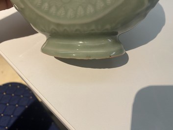 Drie Chinese monochrome celadon en blanc de Chine vazen en twee kommen, 19/20e eeuw