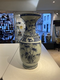 Un grand vase en porcelaine de Chine en bleu et blanc &agrave; d&eacute;cor de cerfs et de grues, Qianlong