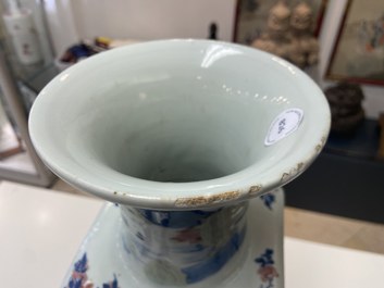 Een Chinese taps oplopende vierkante vaas met blauw-wit, celadon en koperrood decor, Kangxi