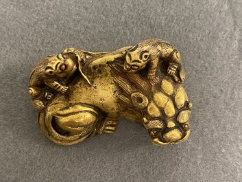 Un poids de rouleau en bronze dor&eacute; en forme de lion et deux lionceaux, Qing