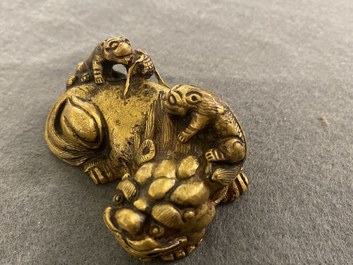 Een Chinees verguld bronzen scrollgewicht met een leeuw met welpjes, Qing