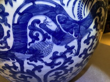 Een Chinese blauw-witte 'draken' viskom, 19e eeuw