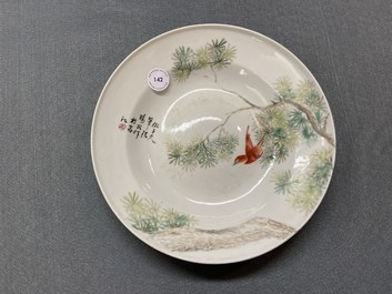 Un plat en porcelaine de Chine qianjiang cai &agrave; d&eacute;cor d'un oiseau en vol, 19/20&egrave;me
