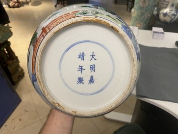 Une paire de pots couverts en porcelaine de Chine wucai, marque de Wanli, 19&egrave;me