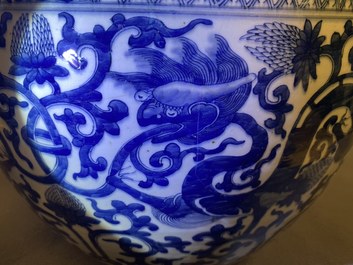 Un aquarium en porcelaine de Chine en bleu et blanc, 19&egrave;me