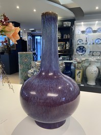 Un vase de forme bouteille en porcelaine de Chine &agrave; &eacute;mail flamb&eacute;, marque de Kangxi, 19&egrave;me