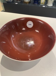 Un bol en porcelaine de Chine rouge de cuivre monochrome, marque de Qianlong, R&eacute;publique