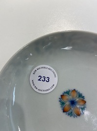 Une soucoupe en porcelaine de Chine doucai, marque de Yongzheng, 19/20&egrave;me