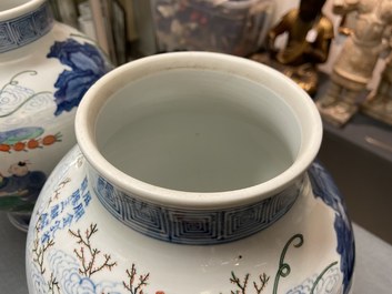 Une paire de pots couverts en porcelaine de Chine wucai, 19/20&egrave;me