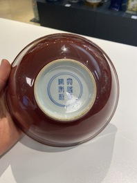 Un bol en porcelaine de Chine rouge de cuivre monochrome, marque de Qianlong, R&eacute;publique