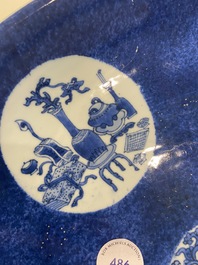 Un plat en porcelaine de Chine &agrave; d&eacute;cor en bleu, blanc et rouge de cuivre sur fond bleu poudr&eacute;, Kangxi