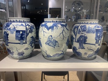 Drie grote Chinese blauw-witte vazen met figuren in een landschap, Transitie periode