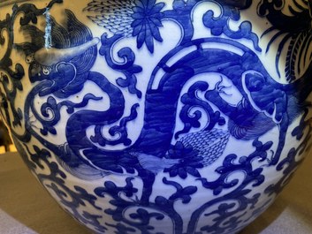Een Chinese blauw-witte 'draken' viskom, 19e eeuw